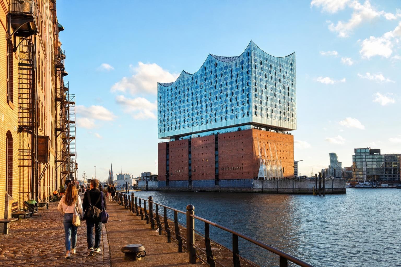 Cảng Hamburg và nhà hát Elbphilharmonie trong ngày nắng